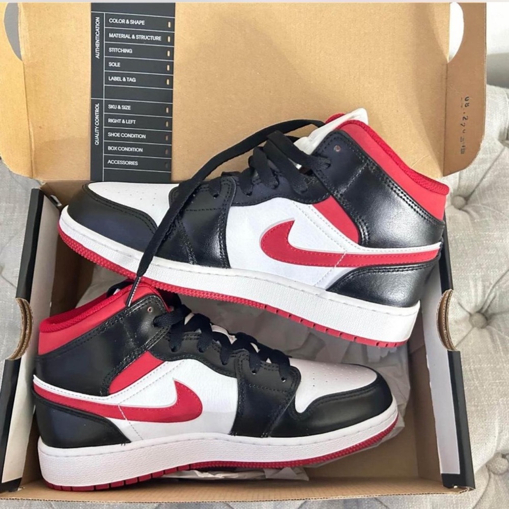 Air Jordan 1 GS size 5.5Y (WOMENS 7)
